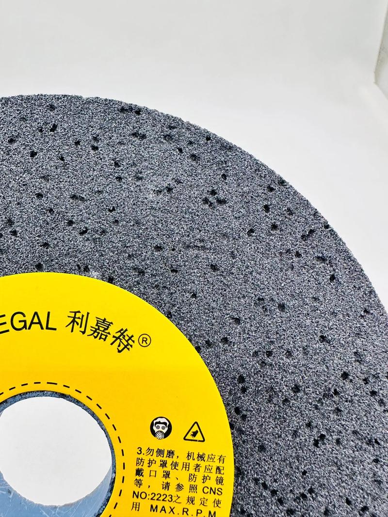 黑碳化硅砂輪(帶氣孔)黑碳化硅能用于制造固結磨具,涂附磨具和