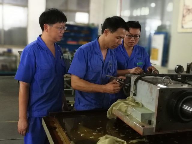 【中國夢·大國工匠篇】機械大師譚偉明:手握銼刀,在堅守的路上“淬火成形”